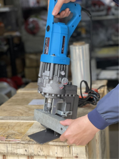 Hướng dẫn sử dụng máy đột lỗ cầm tay